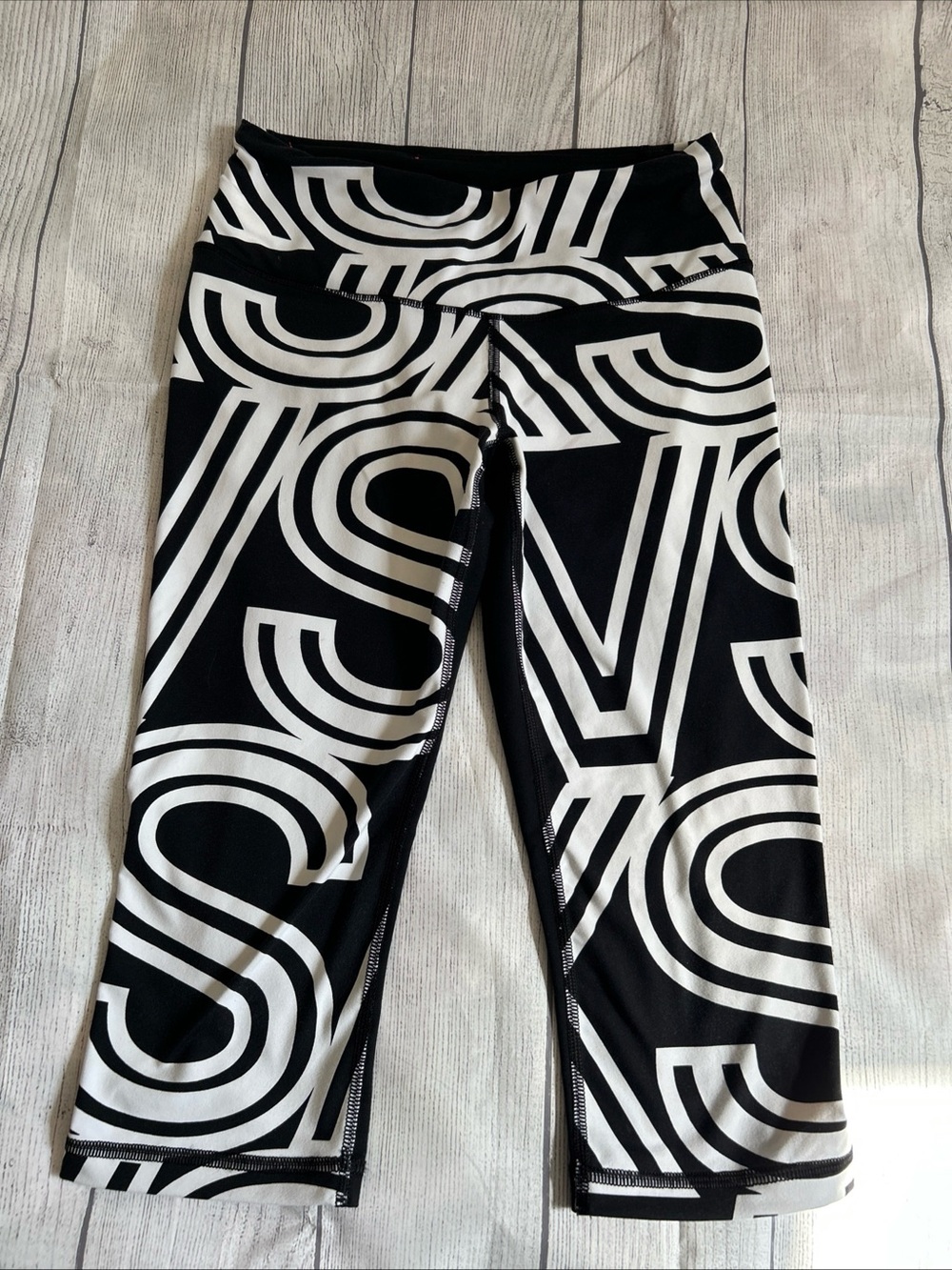 Victoria's Secret Black & White Graphic Capris